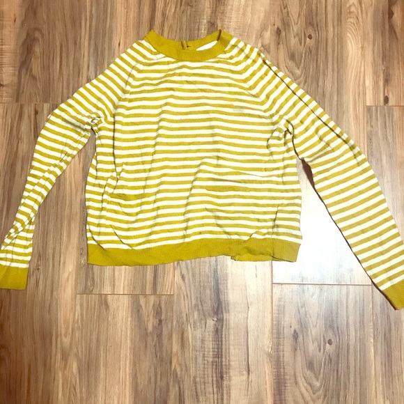 Really cute sweater with open back! - Picture 1 of 2